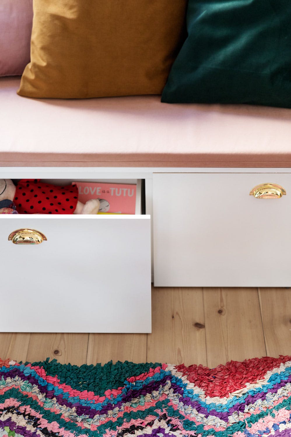 Benk med oppbevaring Benk med oppbevaring laget av Ikea-moduler